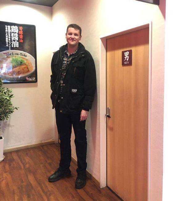 Japánban valahogy minden ajtó kicsinek tűnik.