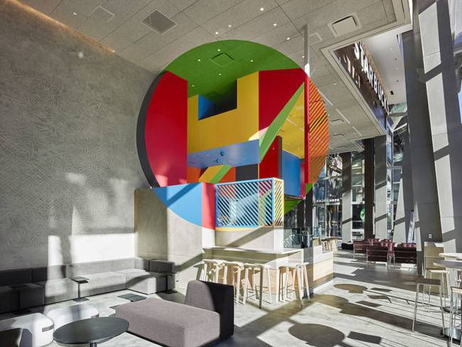 Georges Rousse festékkel létrehozott optikai illúziója.