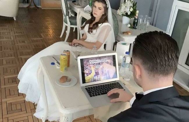 A vőlegény elvitte a laptopját az esküvőre, hogy a kedvenc játékával játszhasson.