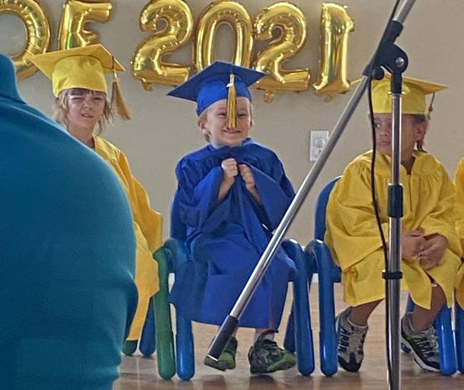 „Az 5 éves fiam észrevett minket az óvodai ballagáson."