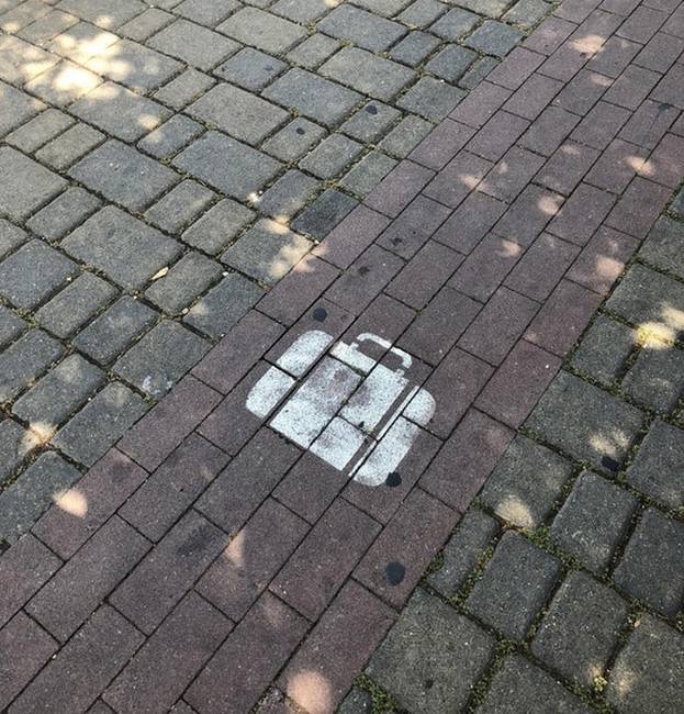 Ezen a nyomvonalon haladva kényelmesen tudjuk húzni a bőröndünket.