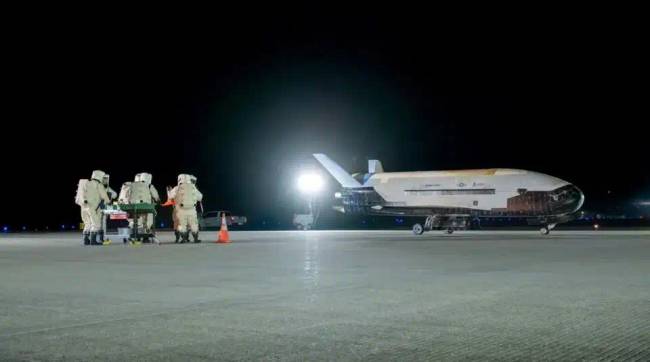 Az amerikai X-37B katonai űrrepülőgép visszatért a Földre egy 434 napos küldetés után.
