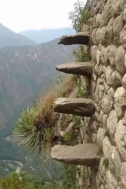 „A halál lépcsői”: 15 fotó a legijesztőbb lépcsőkről, amit valaha láttál