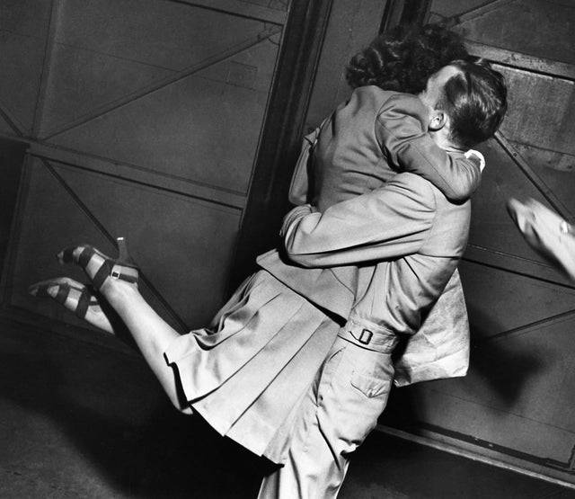 A második világháborúból hazatérő katona nyakába ugró feleség, New York, 1945.