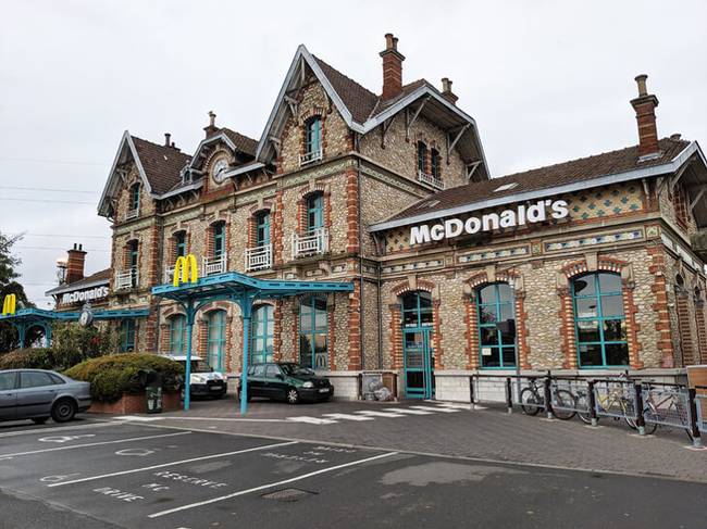 Régi vasútállomásból kialakított McDonald's, Párizs közelében.