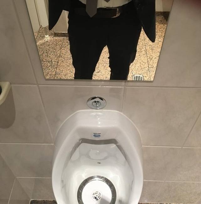 Valamilyen okból kifolyólag úgy gondolták, hogy kell ide egy tükör.
