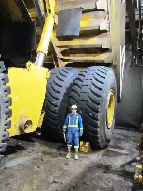 „A világ második legnagyobb dömperének a Cat 797F-nek a gumiabroncsai mellett állok."