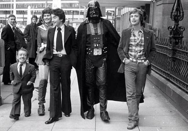 A Darth Vader hangját adó James Earl Jones-t bőrszíne miatt nem engedték volna be a londoni Csillagok háborúja partira 1979-ben, ezért Darth Vader jelmezbe kellett bújnia.