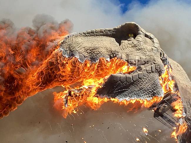 Kigyulladt Tyrannosaurus egy természettudományi múzeumban.