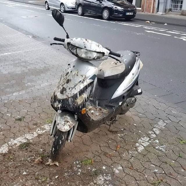 Amikor rájössz, hogy a lehető legrosszabb helyre parkoltad le a robogód...
