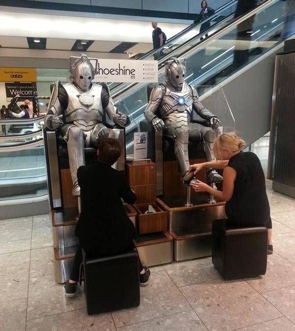 Igen, még a robotoknak is jár néha egy kis cipőtisztítás.