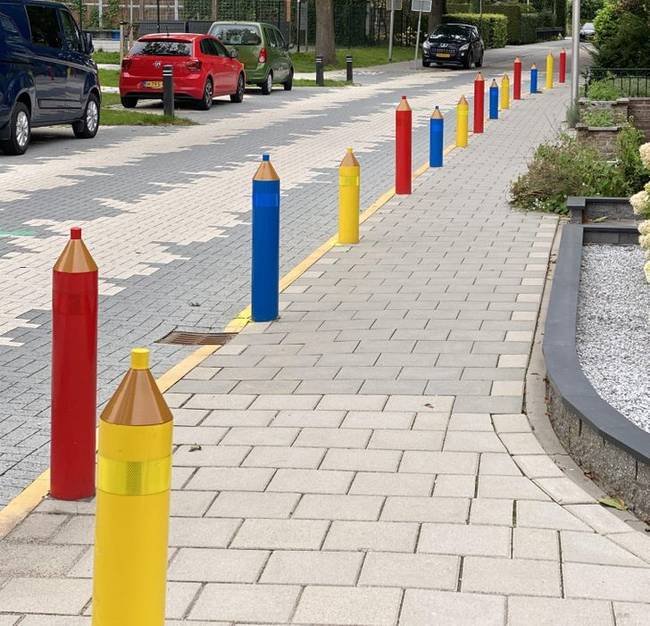 Hollandiában a parkolóoszlopok ceruza alakúak az iskolák közelében.