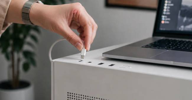 Mi történik pontosan, ha megpróbálsz két számítógépet USB-n keresztül csatlakoztatni?