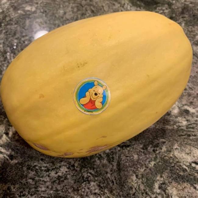A gyerekek mindig Disney joghurtot akarnak, meg Micimackós gofrit, mert tetszik nekik, hogy viszont látják a kedvenc karaktereiket az ételeken. Érdemes tehát beruháznunk egy matricagyűjteménybe, hosszú távon sokat spórolhatunk.
