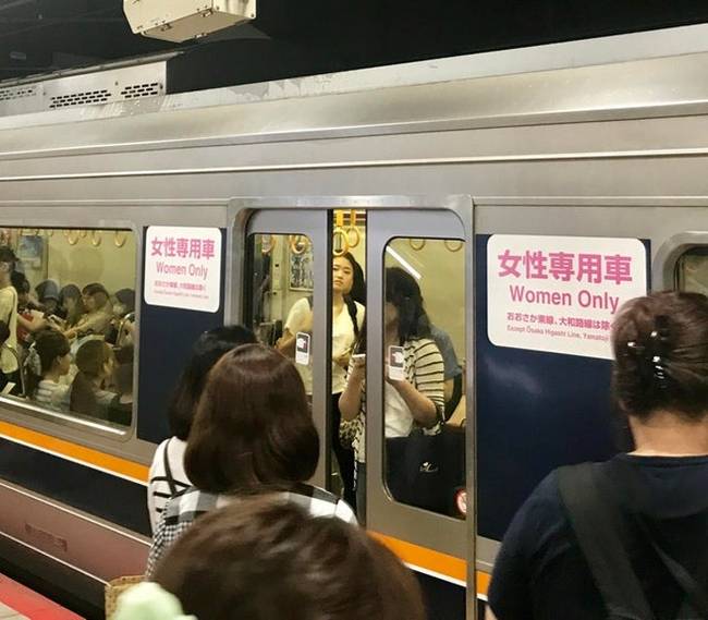 Japánban a csúcsforgalom idején külön metrókocsikat biztosítanak a női utasok számára, hogy a nagy tömegben ne érje őket szexuális zaklatás.