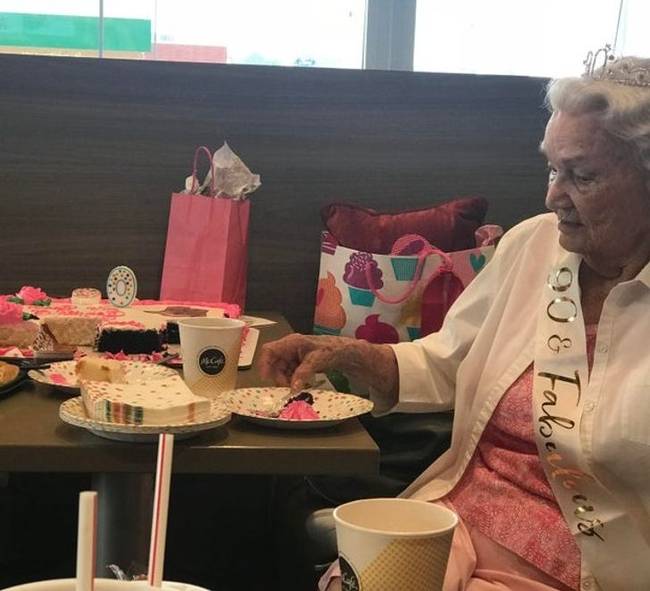 „A nagymamám ma lett 90 éves. Minden reggel a McDonald's-ban kávézik, ma pedig bulit rendeztek neki."