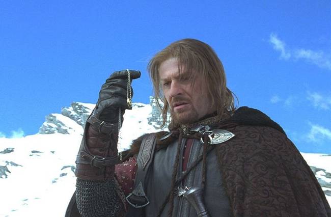 A „Gyűrűk ura” című film forgatása során a stáb helikopterrel közelítette meg a hófödte hegyvidékeket, ám a Boromirt játszó Sean Bean szörnyen félt a repüléstől, ezért ő mindig gyalogosan közelítette meg a forgatási helyszíneket, a stáb tagjai pedig froclizták őt a helikopterből.