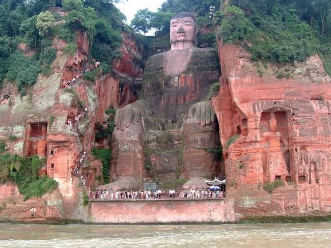 Óriás Buddha a kínai Leshan-ban. A világ legmagasabb kő Buddha-szobra. (71 m)