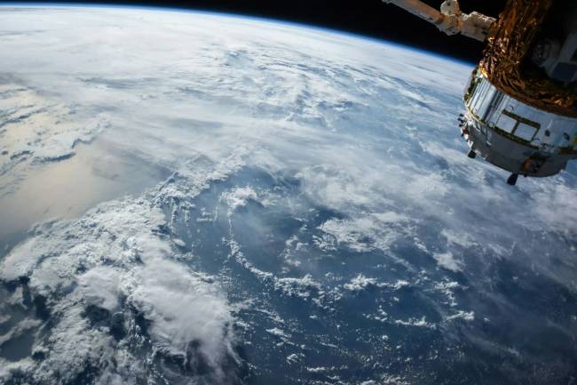 Egy kis érdekesség: minden ország maga rendelkezik a fölötte található légtérről, körülbelül 300 kilométer magasságig. Utána azonban már szabad a gazda.