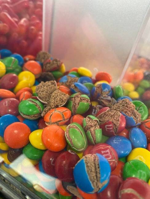 Ezek az M&M's-ek olyan régóta vannak ebben az automatában, hogy egyszerűen felrobbantak.