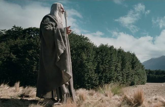 Semmi szokatlan, csak Gandalf tornacipőben a "A Gyűrűk Ura: A két torony" című filmben.