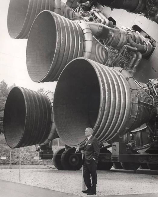 Wernher von Braun F-1 rakétahajtóművek mellett