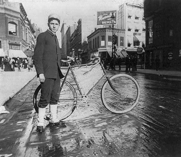 Üzenetvivő srác és a kerékpárja, 1896, New York.