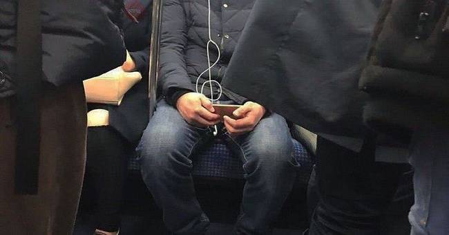 Még a fülhallgatója is violinkulcsot formál.