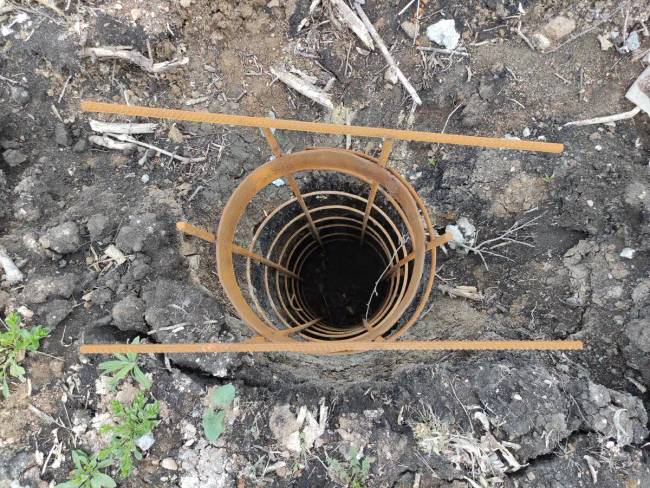 Hogyan építenek Kanadában beton nélkül olyan kerítéseket, amiket nem dönt ki a szél és nem fordulnak ki a földből?