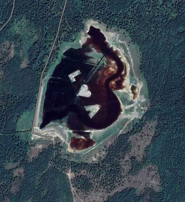 „Ezt ma találtam a Google Maps-en Svédországban. Rákerestem, és találtam néhány hírt, amiből kiderült, hogy egy helyi gazda készítette, aki meg akarta lepni a feleségét azzal, hogy az űrből is látható szerelmet vall a nőnek."