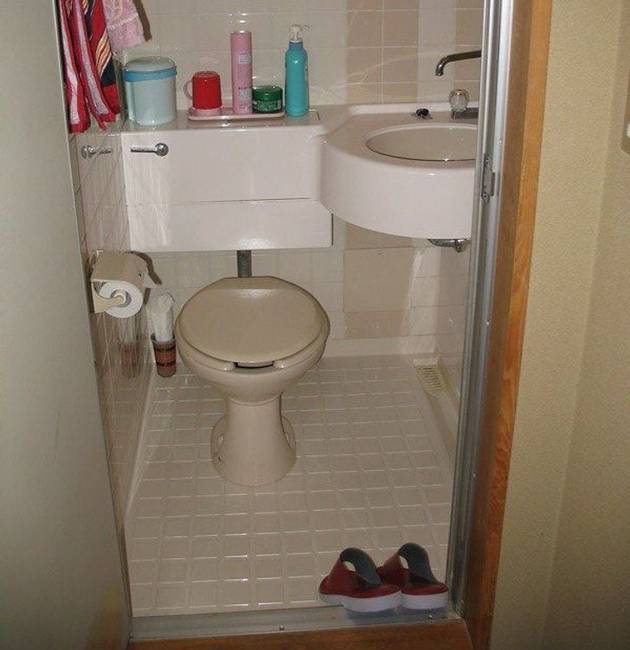 A WC-be lépéskor speciális papucsot húznak, mivel nem szívesen lépnek be mezítláb a mellékhelyiségbe.
