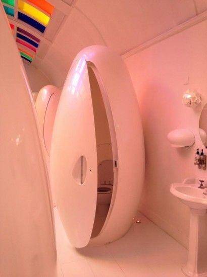 Teljesen zárt, hangszigetelt kapszula-WC, Londonban.