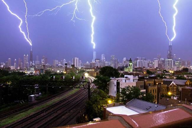 Egyszerre csapott villám Chicago három legmagasabb épületébe.