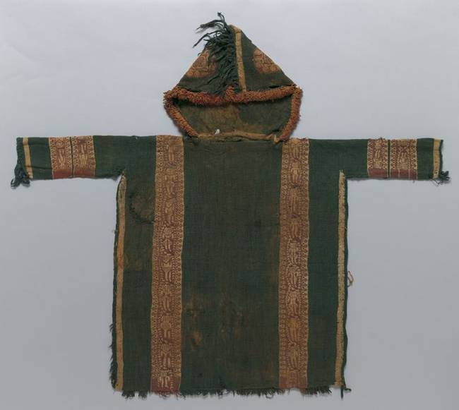 Kapucnis gyermek tunika, ami körülbelül 1100-1400 éves.