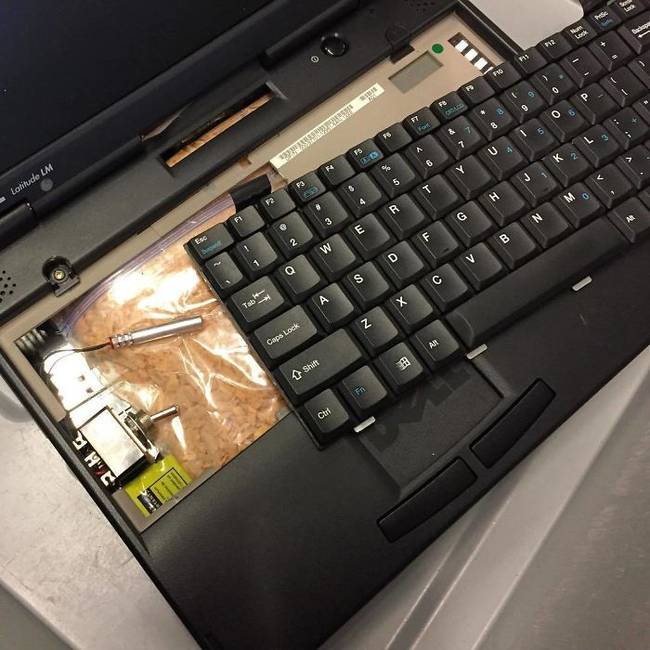 Ez egy laptopba rejtett pokolgép hatástalanított verziója, amiben a robbanóanyagot már egy csomag gabonapehelyre cserélték a szakemberek.