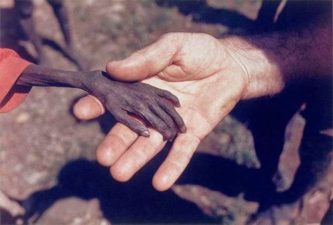 Egy ugandai kisfiú és egy hittérítő, 1980-ban.