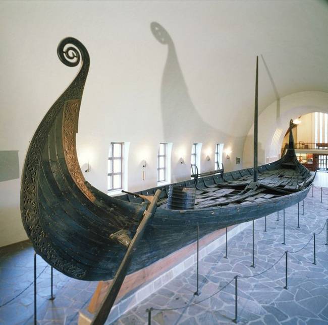 Ezt a tölgyfából készült viking hajót 1904-ben fedezték fel a norvégiai Tønsberg közelében. Maga a hajó körülbelül 820-ban készülhetett.