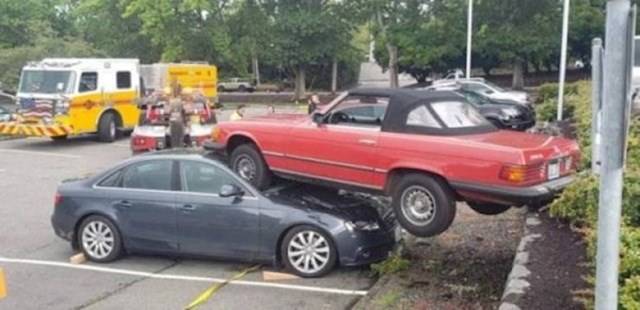 Biztos nem volt máshol parkoló.