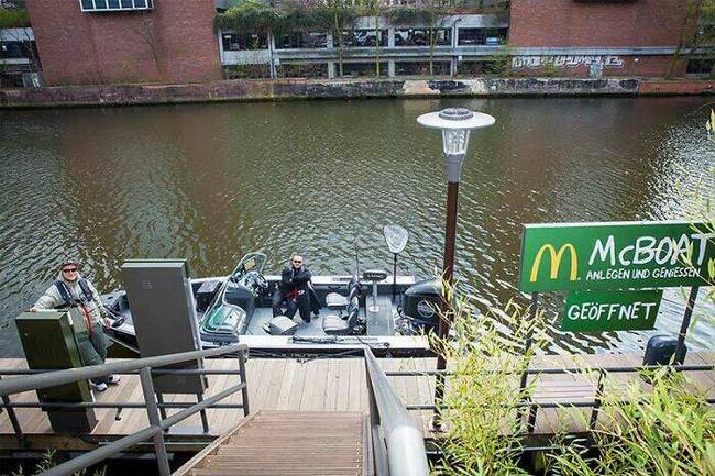 Hamburgban van egy McDrive a hajóknak.