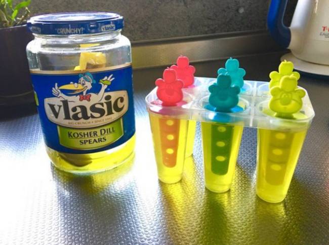 „A terhesség alatt néha gusztustalan dolgokra vágyunk. Igen, éppen jégkrémet próbálok készíteni az uborkaléből."