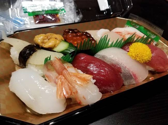 Közönséges sushik, egy japán szupermarket polcán.