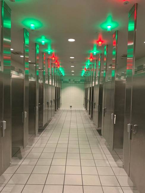 Egy nyilvános WC, ahol már távolról is egyértelmű, hogy melyik kabin foglalt és melyik nem.