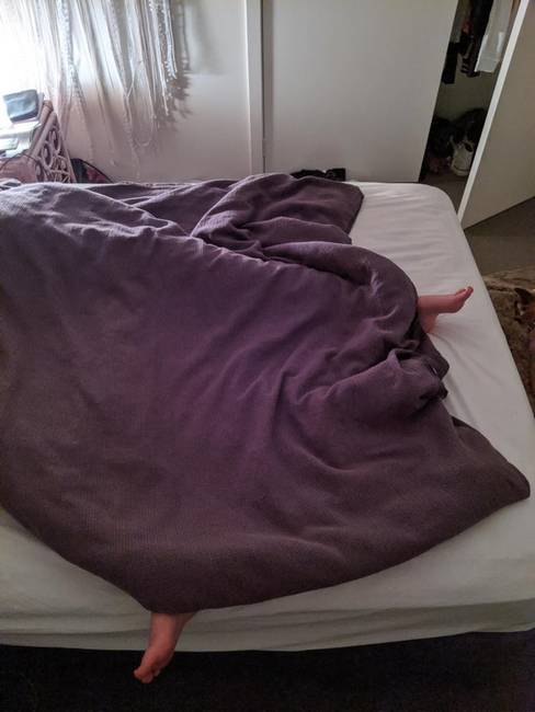 „Tegnap a barátnőm így aludt, és azt mondja, hogy nem is szokta elfoglalni az egész ágyat."