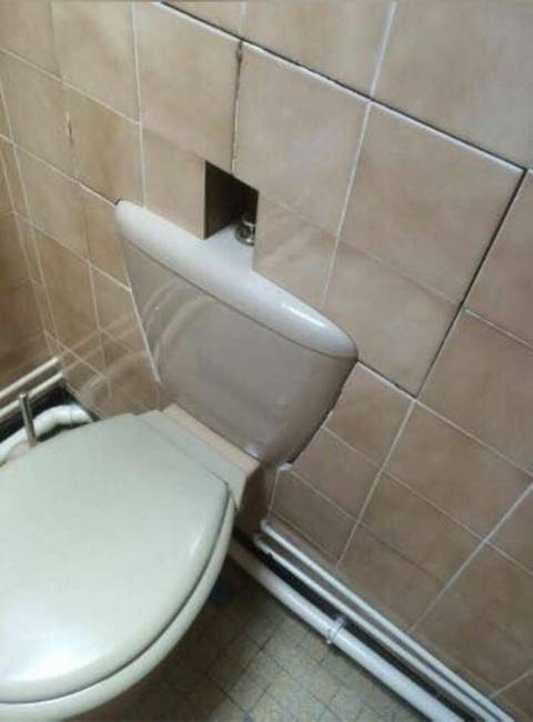Jó lesz majd a fél falat kibontani, ha esetleg szivárogni kezd valahol a tartály. 🤔