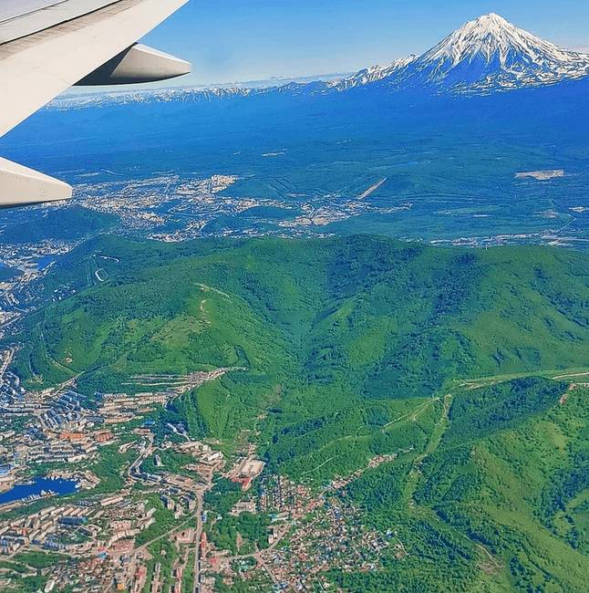 Ilyen kilátás mellett szállnak le a gépek a Petropavlovsk-Kamchatsky Repülőtérre.