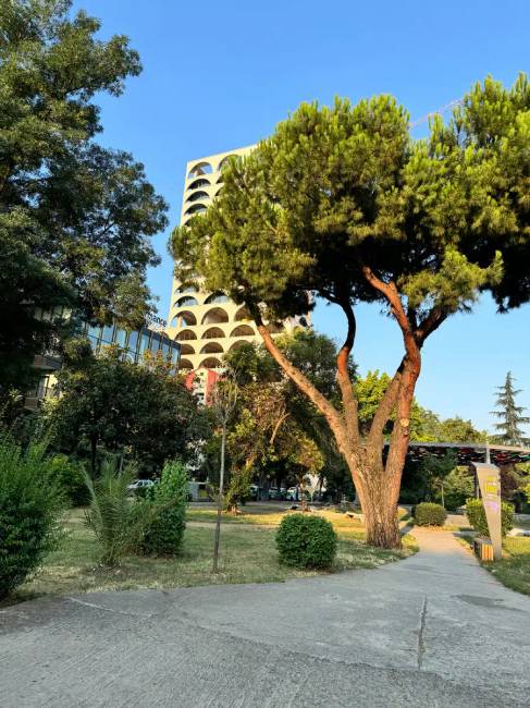 Tirana. Egy koszos és kissé unalmas város.