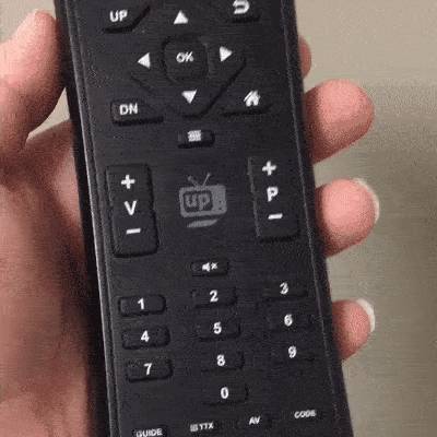 Egy okos TV távirányítója, a hátulján billentyűzettel.