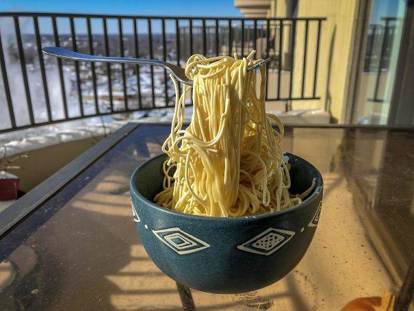 Valaki nem ette elég gyorsan az ebédjét és útban a szája fele egyszerűen megfagyott a spagetti.