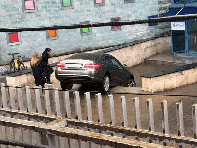„Ma reggel egy lány a munkahelyem közelében úgy döntött, hogy megnézi, alkalmas-e a Mercije arra, hogy lemenjen vele a lépcsőn."
