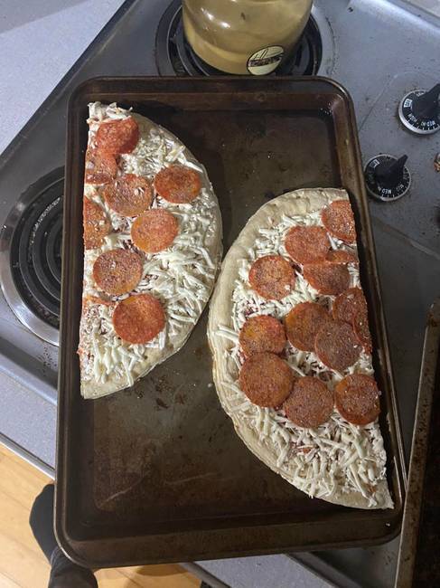 Ha a pizza nem fér el a tepsiben, egyszerűen vágd félbe, és helyezd el így.